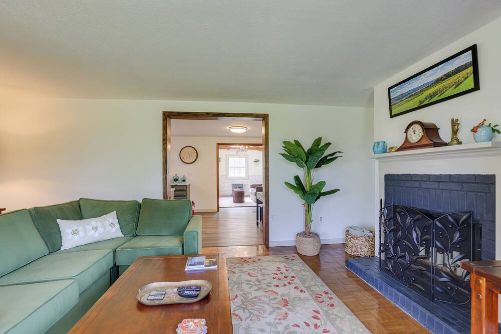 Photo of Livingroom in Town of Torrey