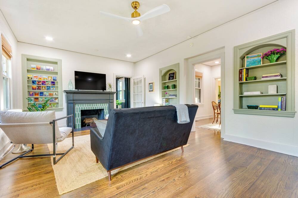 Photo of Livingroom in East of Broadway