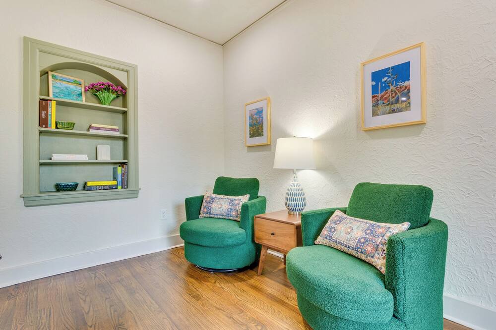 Photo of Livingroom in East of Broadway