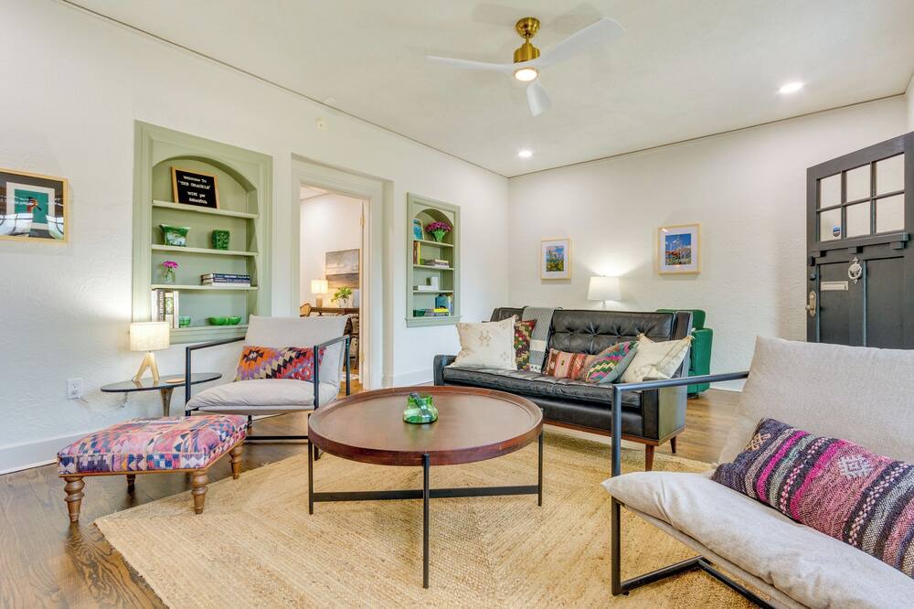 Photo of Livingroom in East of Broadway