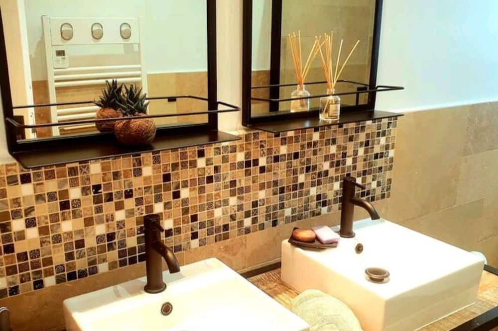 Photo of Bathroom in Samsons-Lion