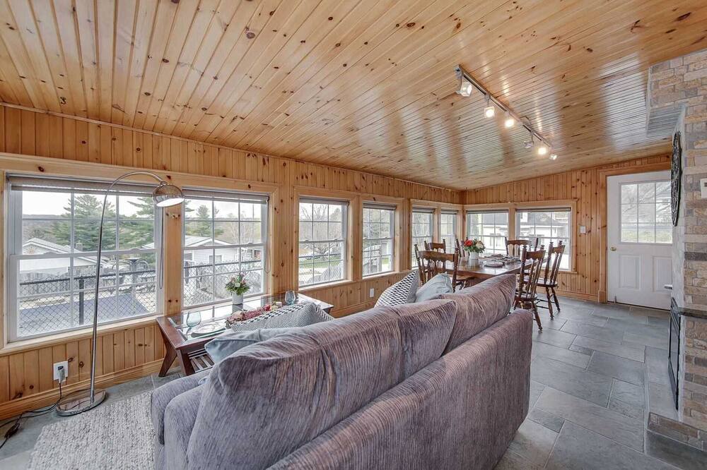 Photo of Livingroom in Penetanguishene