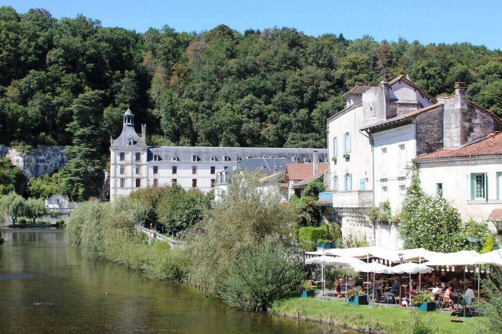 Photo of Others in Saint-Leon-sur-l'Isle