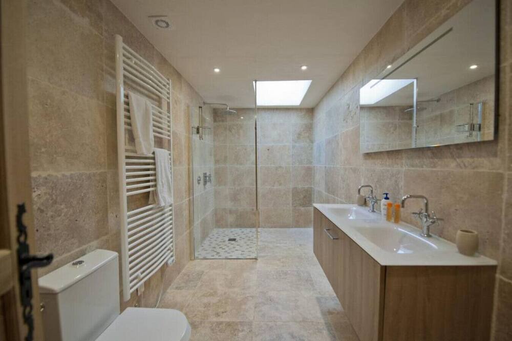Photo of Bathroom in Saint-Leon-sur-l'Isle