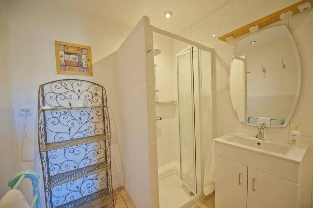 Photo of Bathroom in Saint-Leon-sur-l'Isle