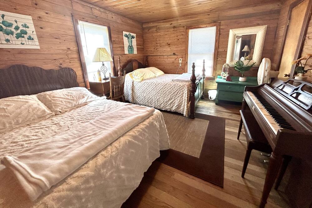 Photo of Bedroom in Morris Chapel