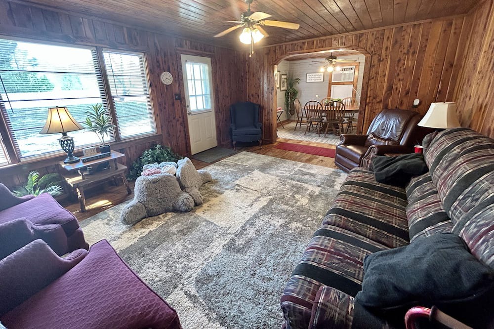 Photo of Livingroom in Morris Chapel