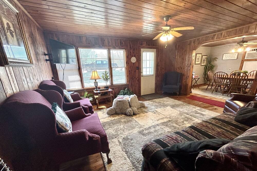 Photo of Livingroom in Morris Chapel