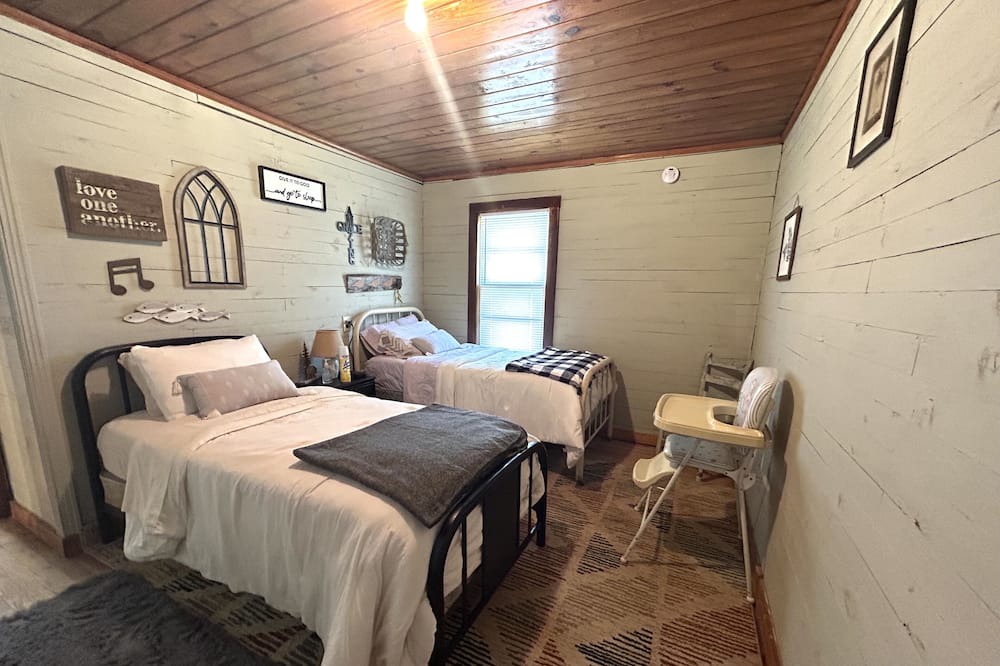 Photo of Bedroom in Morris Chapel