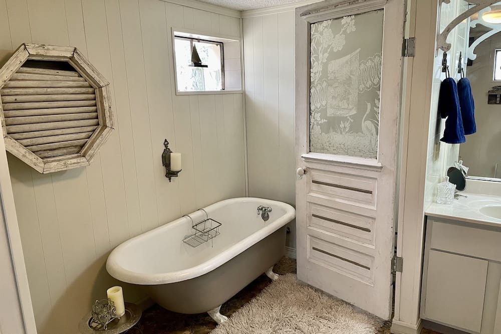 Photo of Bathroom in Mammoth Spring