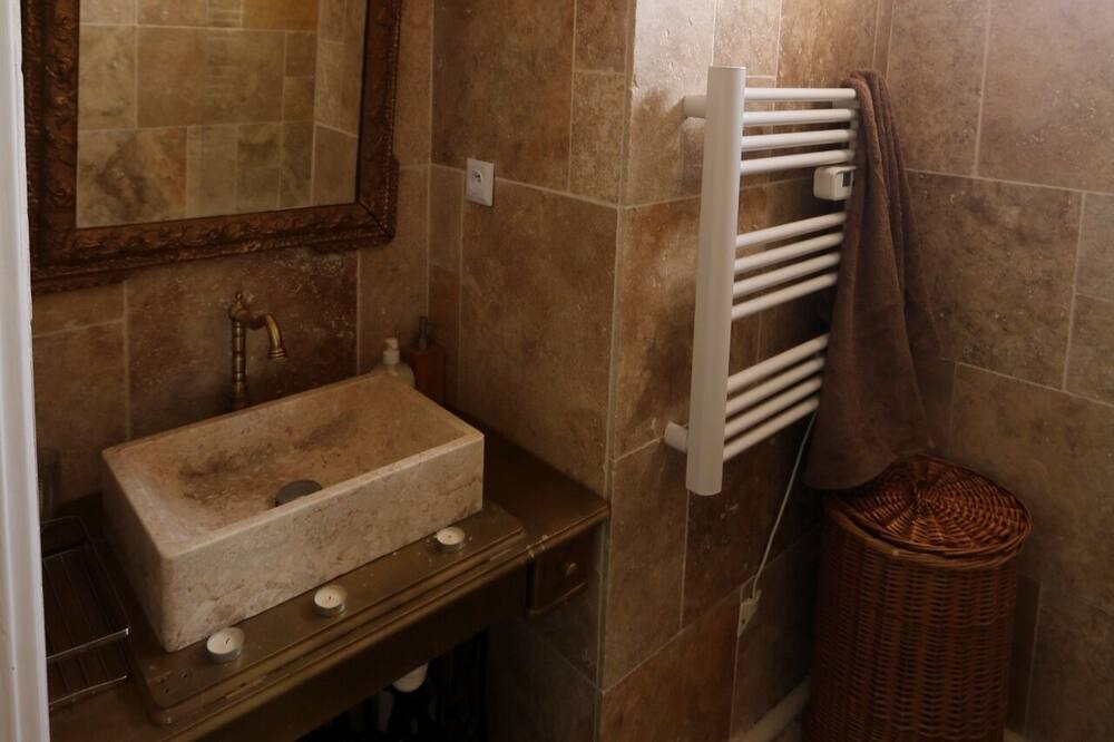 Photo of Bathroom in Saint-Saturnin-les-Avignon