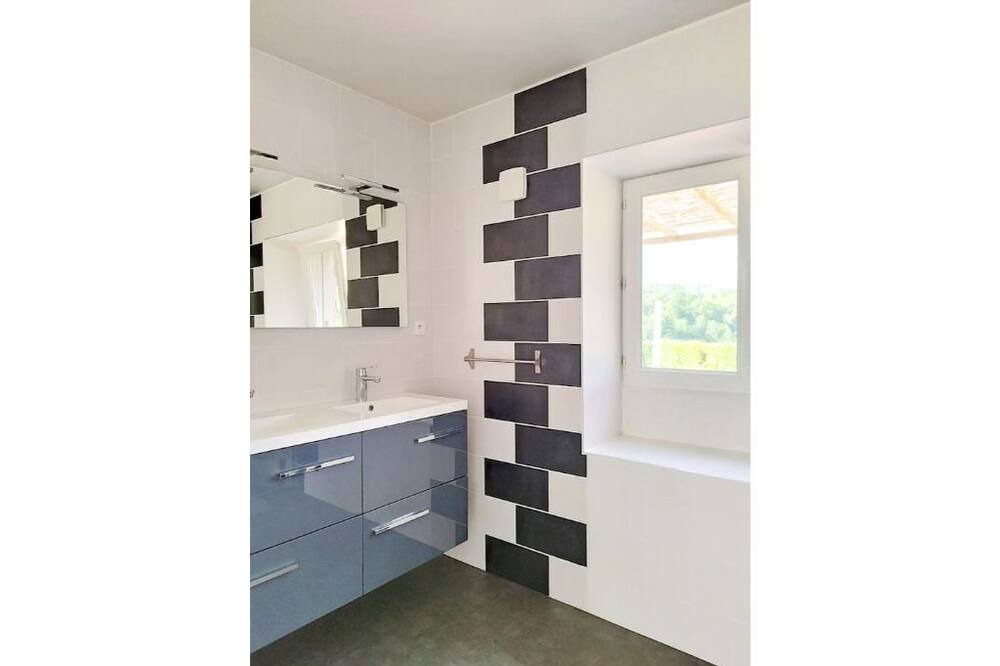 Photo of Bathroom in Celle-Levescault