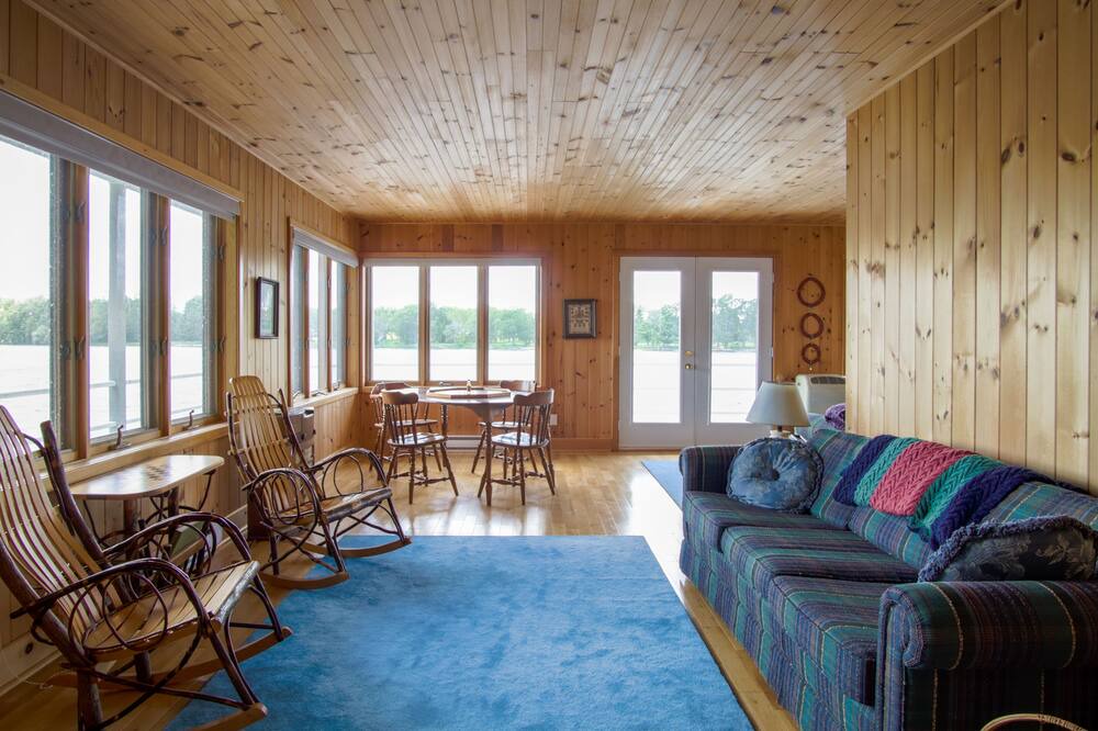 Photo of Livingroom in Howe Island