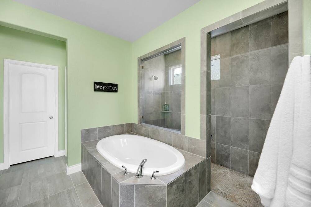 Photo of Bathroom in Shadow Glen