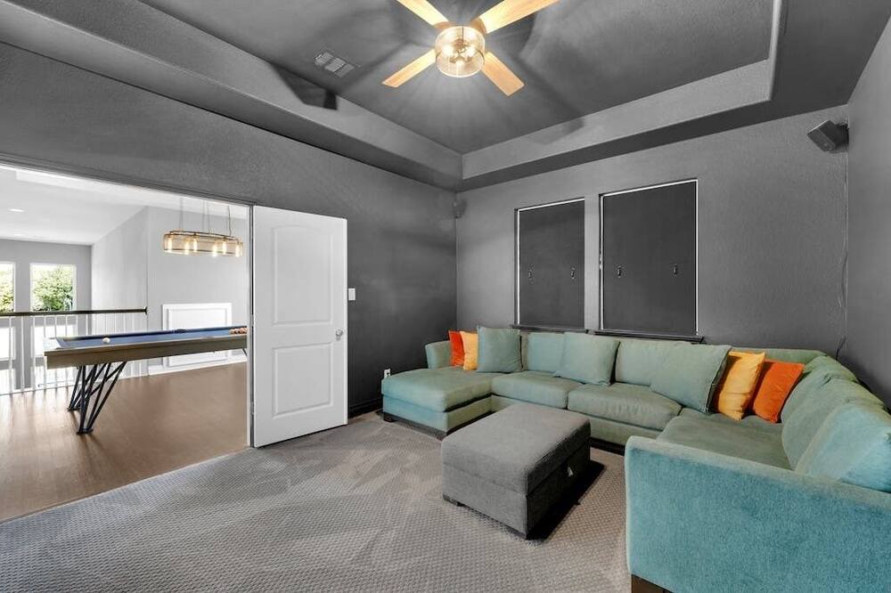 Photo of Livingroom in Shadow Glen