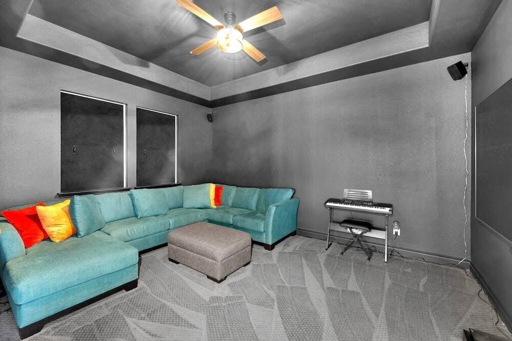 Photo of Livingroom in Shadow Glen