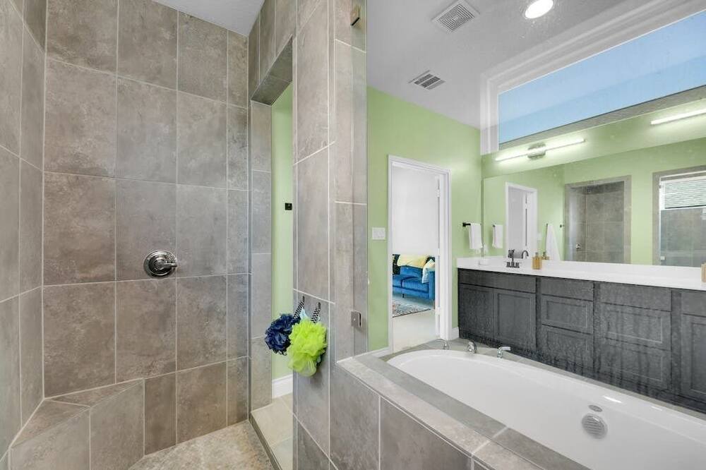 Photo of Bathroom in Shadow Glen