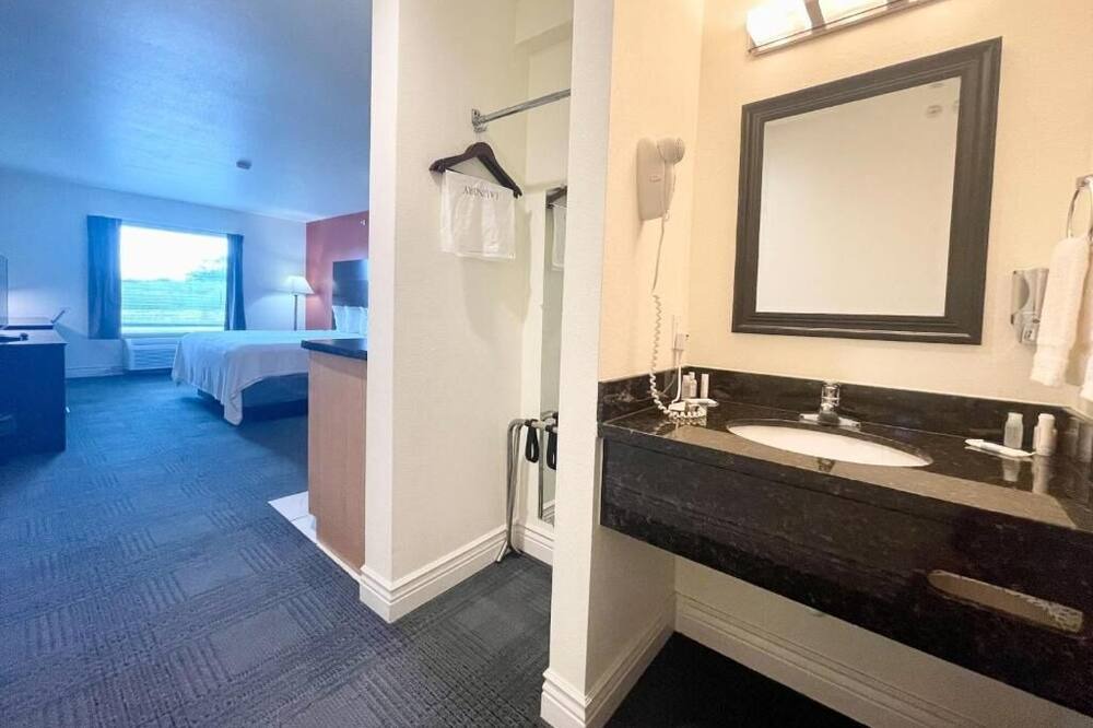 Photo of Bathroom in Cuero