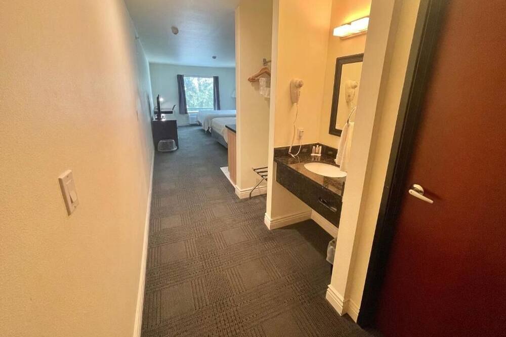 Photo of Bathroom in Cuero