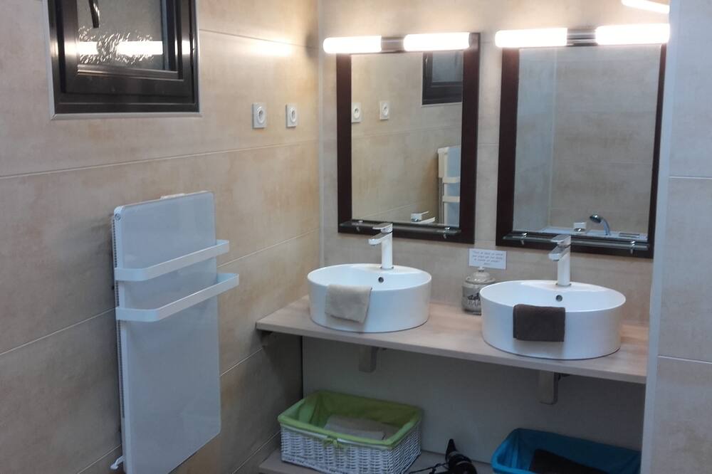 Photo of Bathroom in Peret
