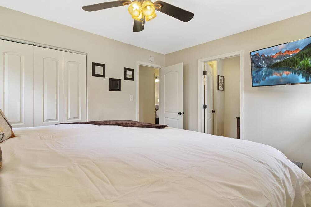 Photo of Bedroom in Des Plaines