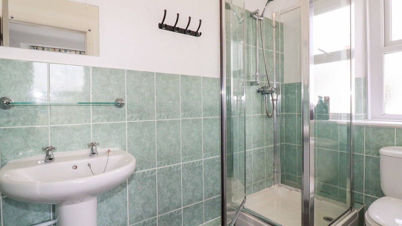 Photo of Bathroom in Maenporth