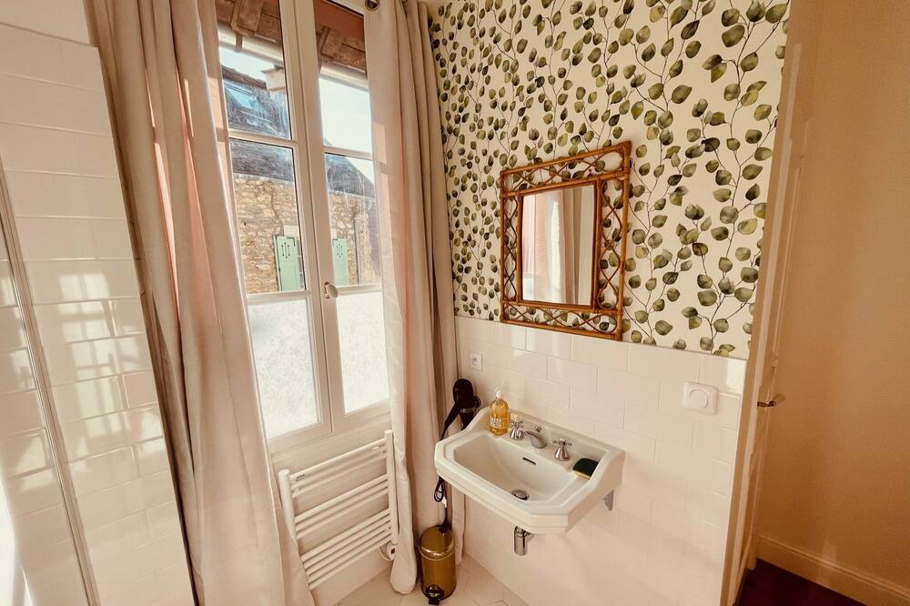 Photo of Bathroom in Vaux-sur-Seine