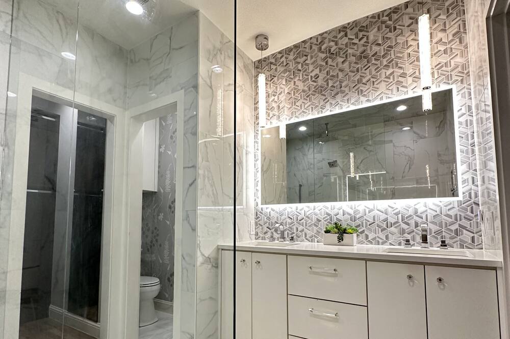Photo of Bathroom in Legacy Town Center North