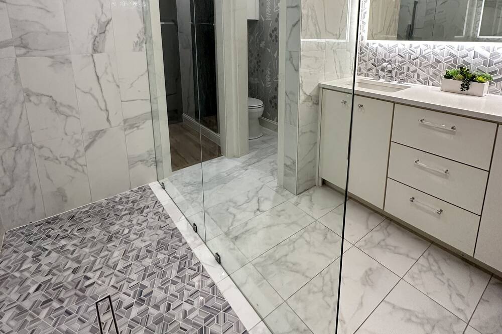 Photo of Bathroom in Legacy Town Center North