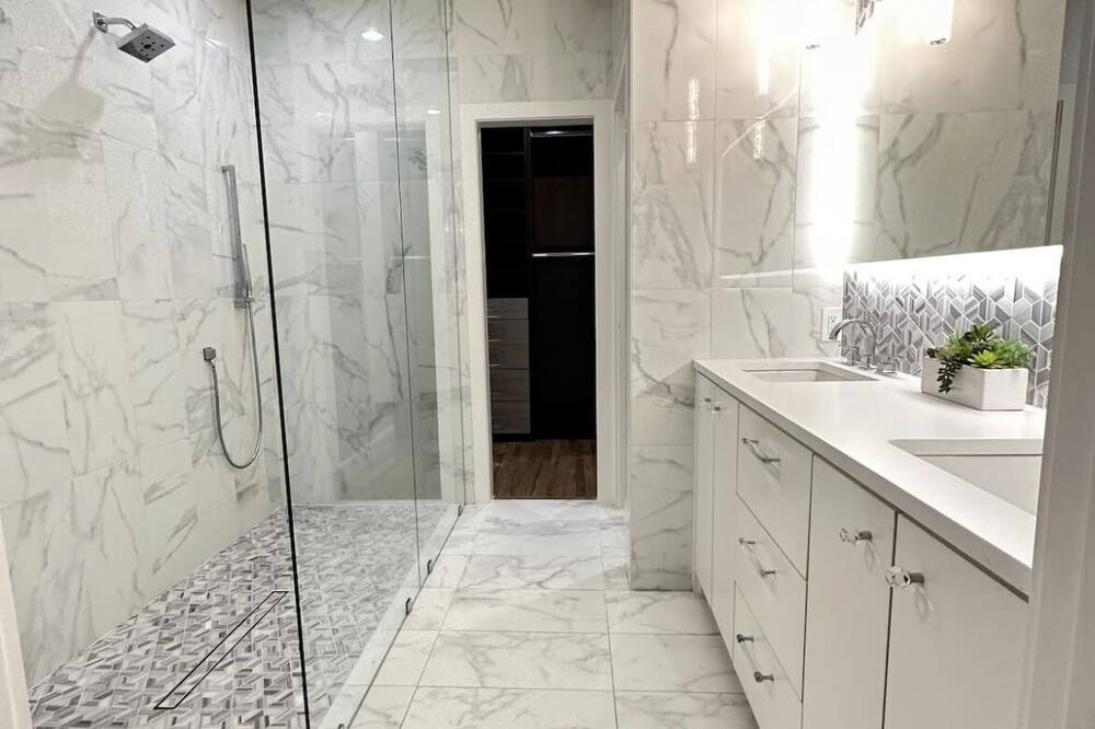 Photo of Bathroom in Legacy Town Center North