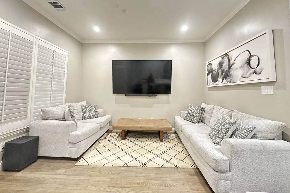 Photo of Livingroom in Legacy Town Center North