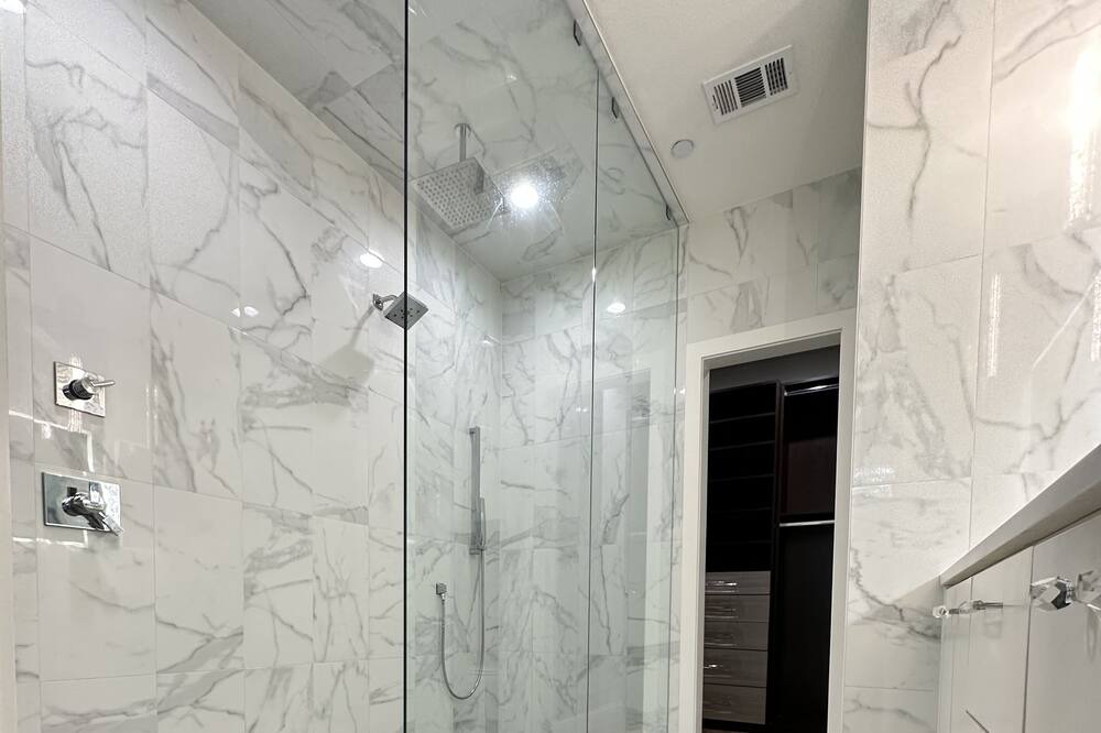 Photo of Bathroom in Legacy Town Center North