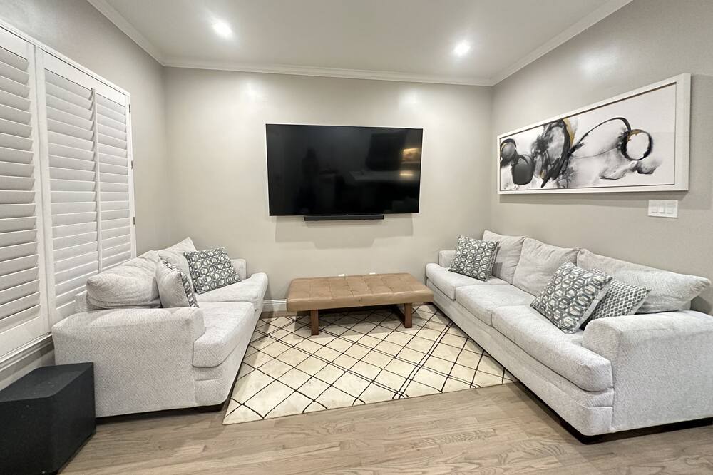 Photo of Livingroom in Legacy Town Center North