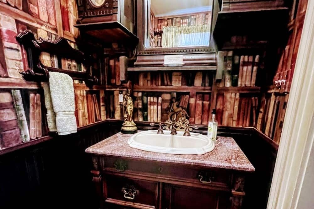 Photo of Bathroom in Franklin Springs
