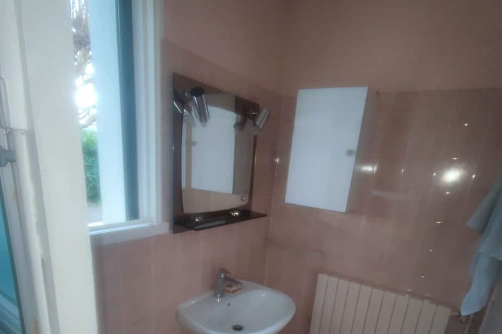 Photo of Bathroom in Montmorillon