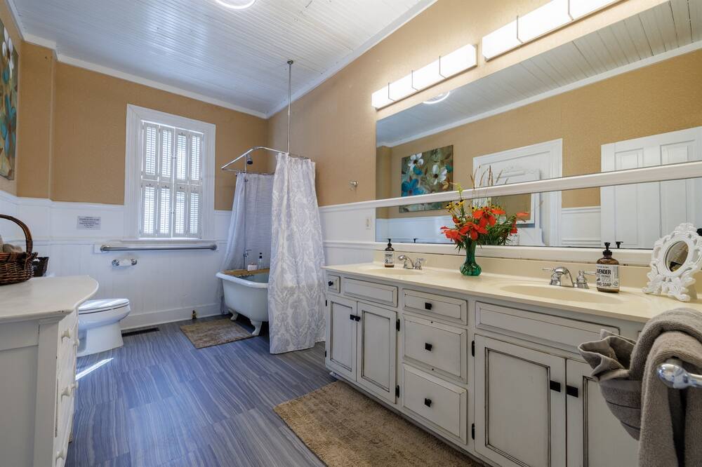 Photo of Bathroom in Fort Payne