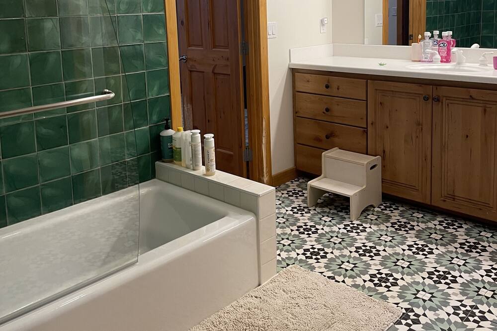 Photo of Bathroom in Pineridge