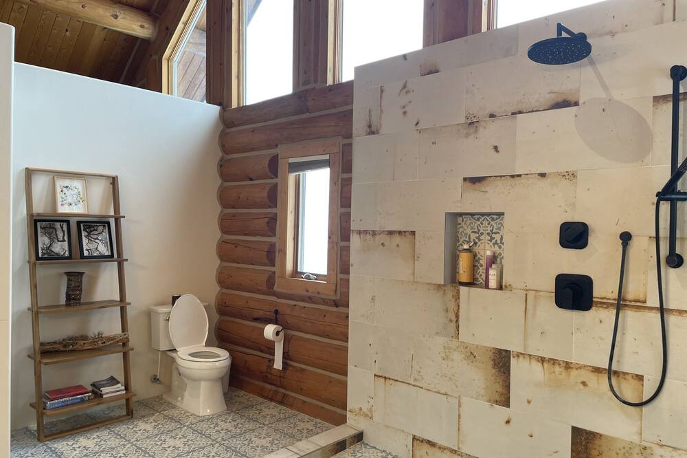 Photo of Bathroom in Pineridge