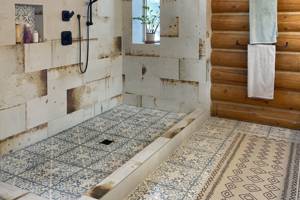 Photo of Bathroom in Pineridge