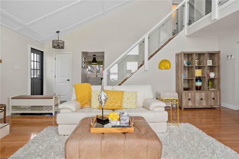 Photo of Livingroom in Rossmore