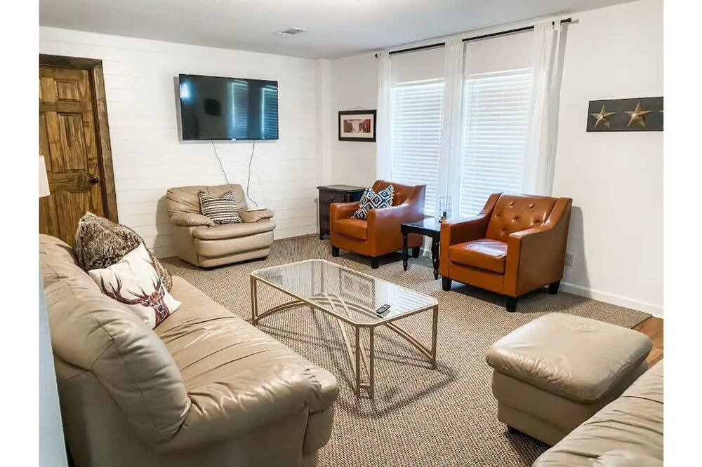 Photo of Livingroom in Bates