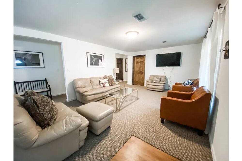 Photo of Livingroom in Bates