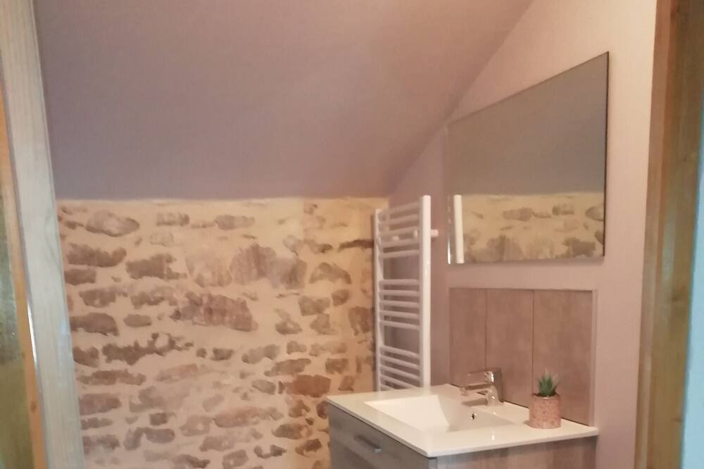 Photo of Bathroom in Saint-Jean-de-Maruejols-et-Avejan