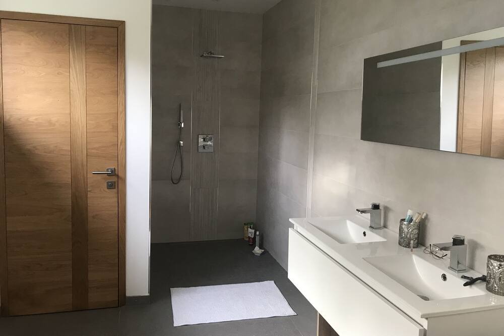 Photo of Bathroom in Les Essarts-le-Roi