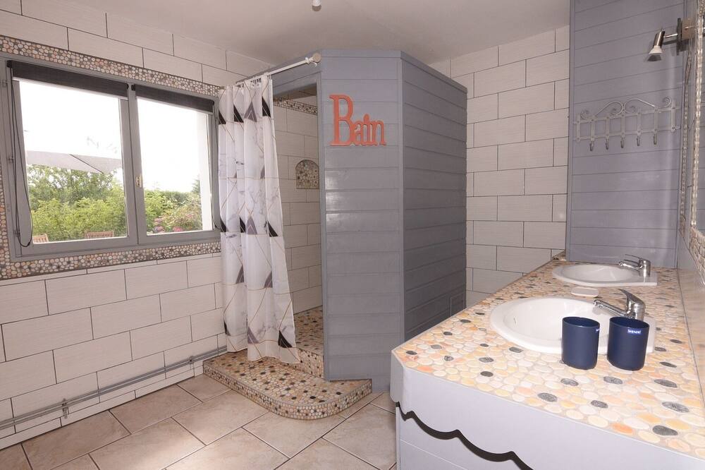 Photo of Bathroom in Greuville