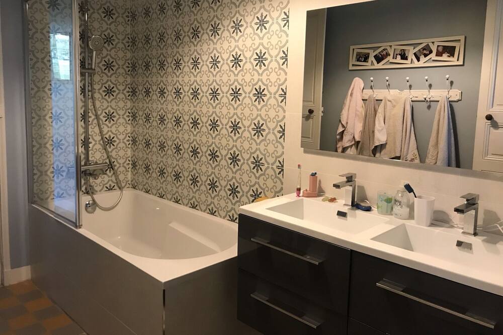 Photo of Bathroom in Montreuil-Juigne