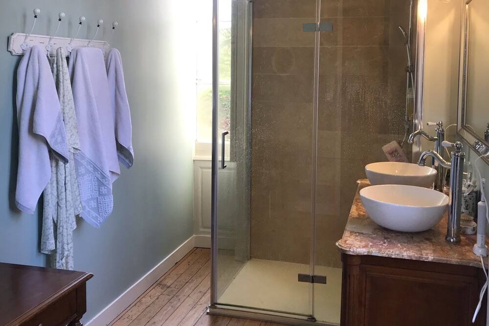Photo of Bathroom in Montreuil-Juigne
