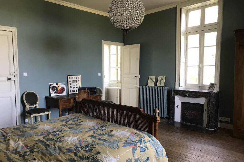 Photo of Bedroom in Montreuil-Juigne