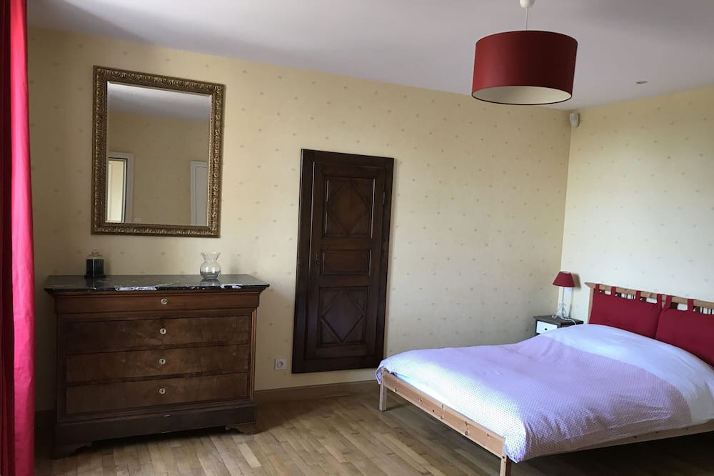 Photo of Bedroom in Montreuil-Juigne
