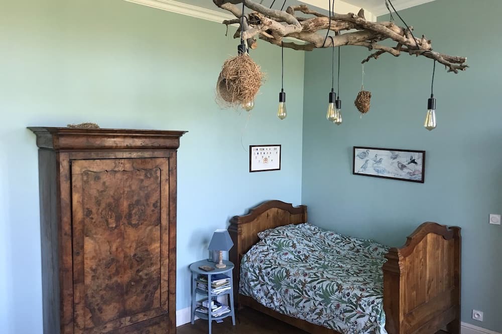 Photo of Bedroom in Montreuil-Juigne